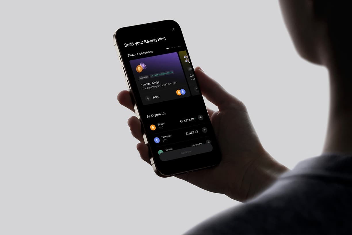 L'application mobile Finary tenue en main, écran de plan d'épargne crypto