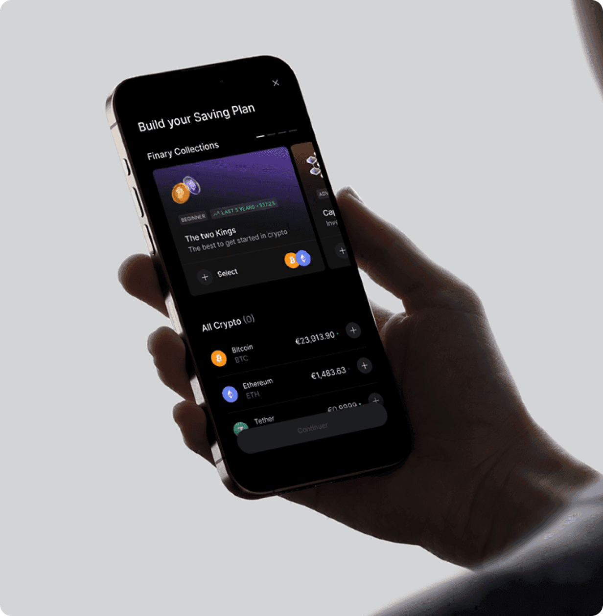 L'application Finary tenue en main, sur l'écran de construction d'un plan d'épargne crypto