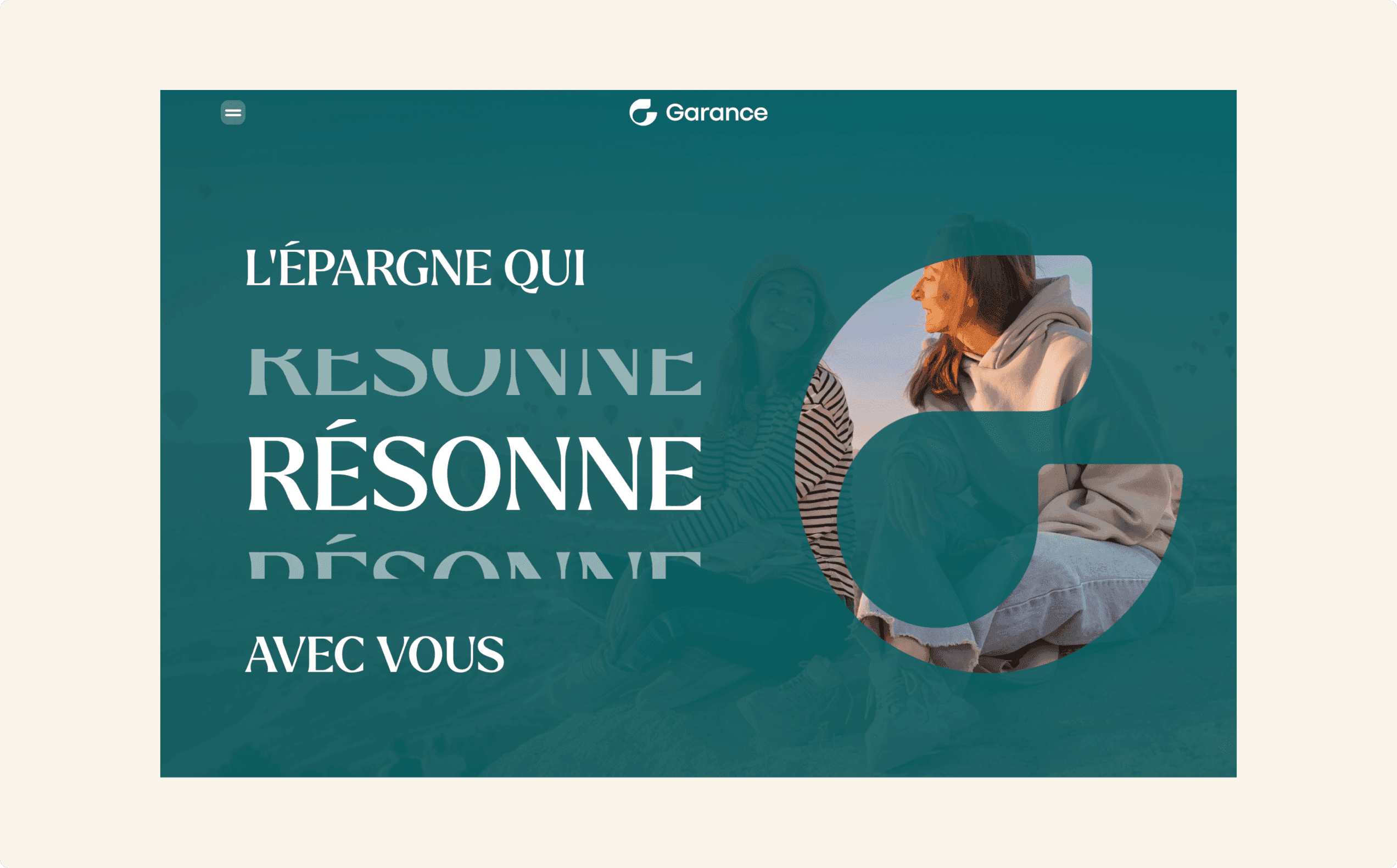 Page d'accueil de brochure.garance.com : le titre « L'épargne qui résonne avec vous » sur fond vert canard, et le G de Garance découpé dans la photo de deux femmes assises face au coucher de soleil