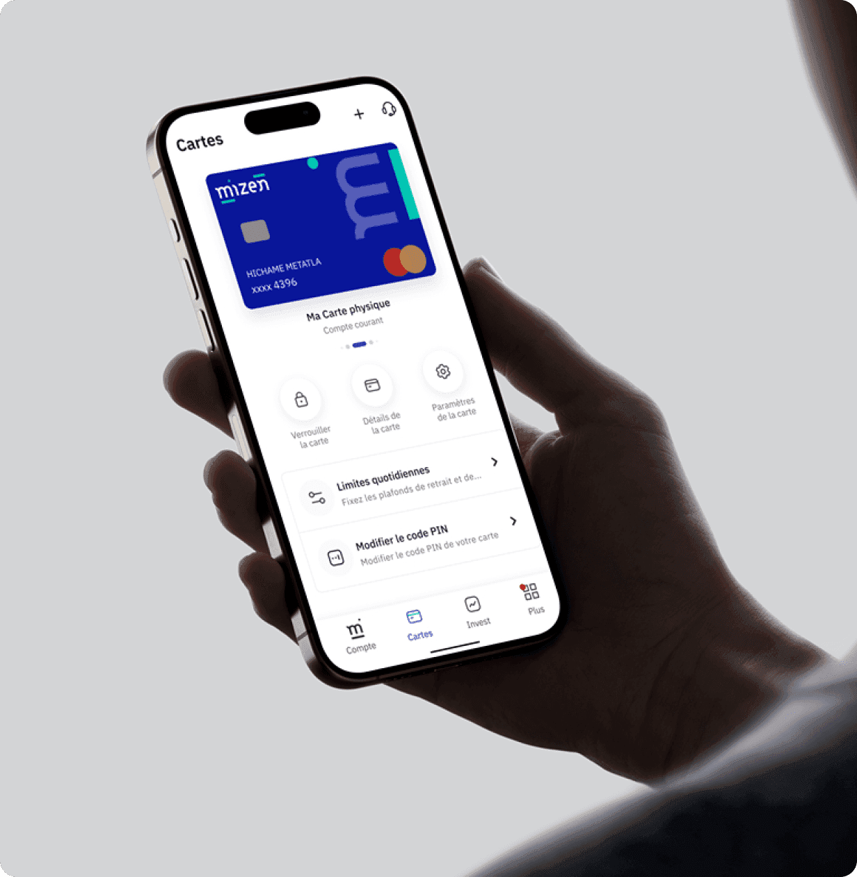 L'application Mizen tenue en main, sur l'écran Cartes : la carte physique au nom du titulaire, ses limites quotidiennes et la modification du code PIN