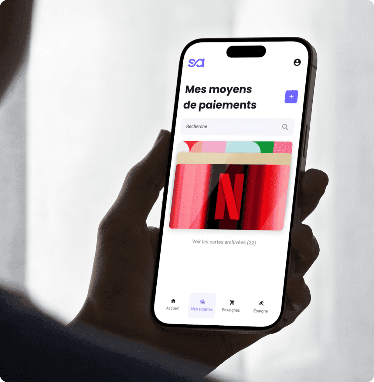 L'application Salva tenue en main, sur l'écran « Mes moyens de paiements » où figure une e-carte Netflix