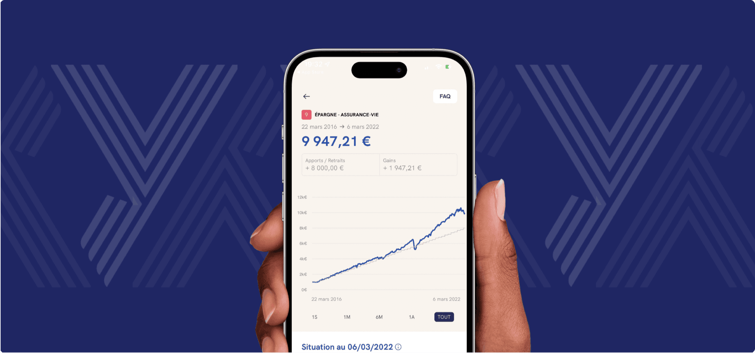 Une main tient un iPhone affichant un contrat d'assurance-vie Yomoni à 9 947,21 euros et sa courbe de performance, sur fond bleu nuit au motif de la marque
