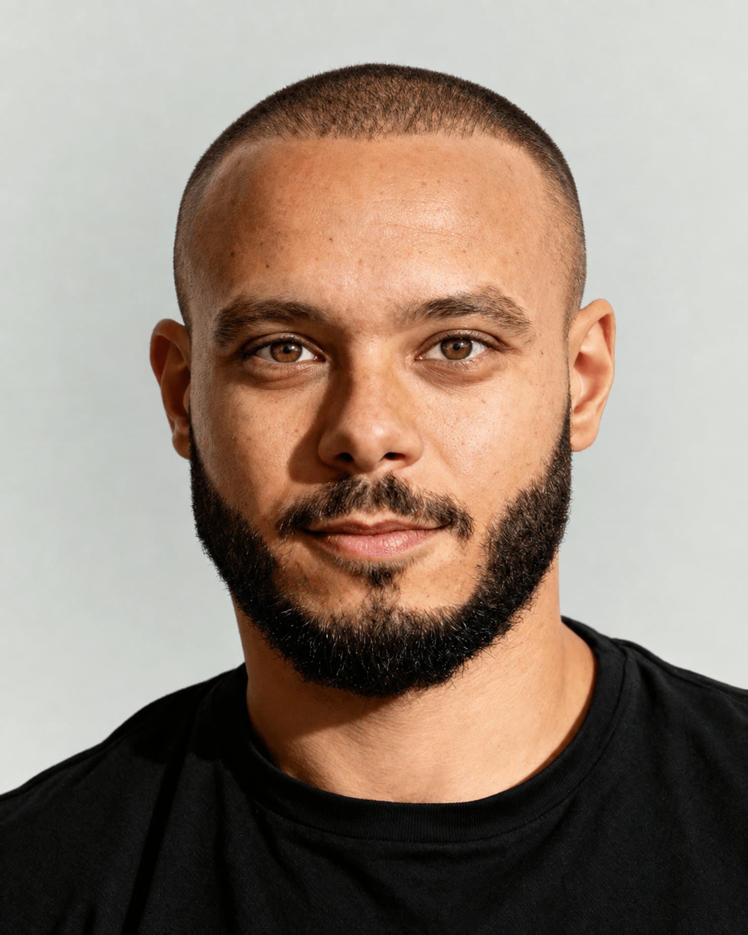 Portrait de Youcef Acheuk, fondateur de SprintMob, en t-shirt noir sur fond clair